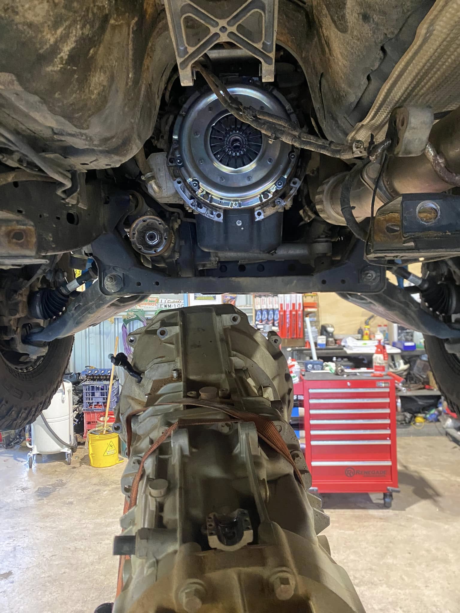 Heavy-duty clutch and gearbox repair in the Absolute Automotive workshop